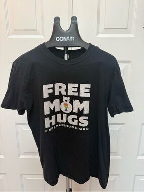 Gildan Black "Free Mom Hugs" Graphic Tee